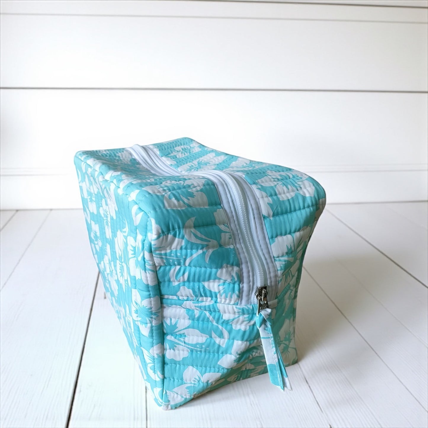 🌺 Trousse Matelassée Imprimé Hibiscus – 100% Coton Lavable
