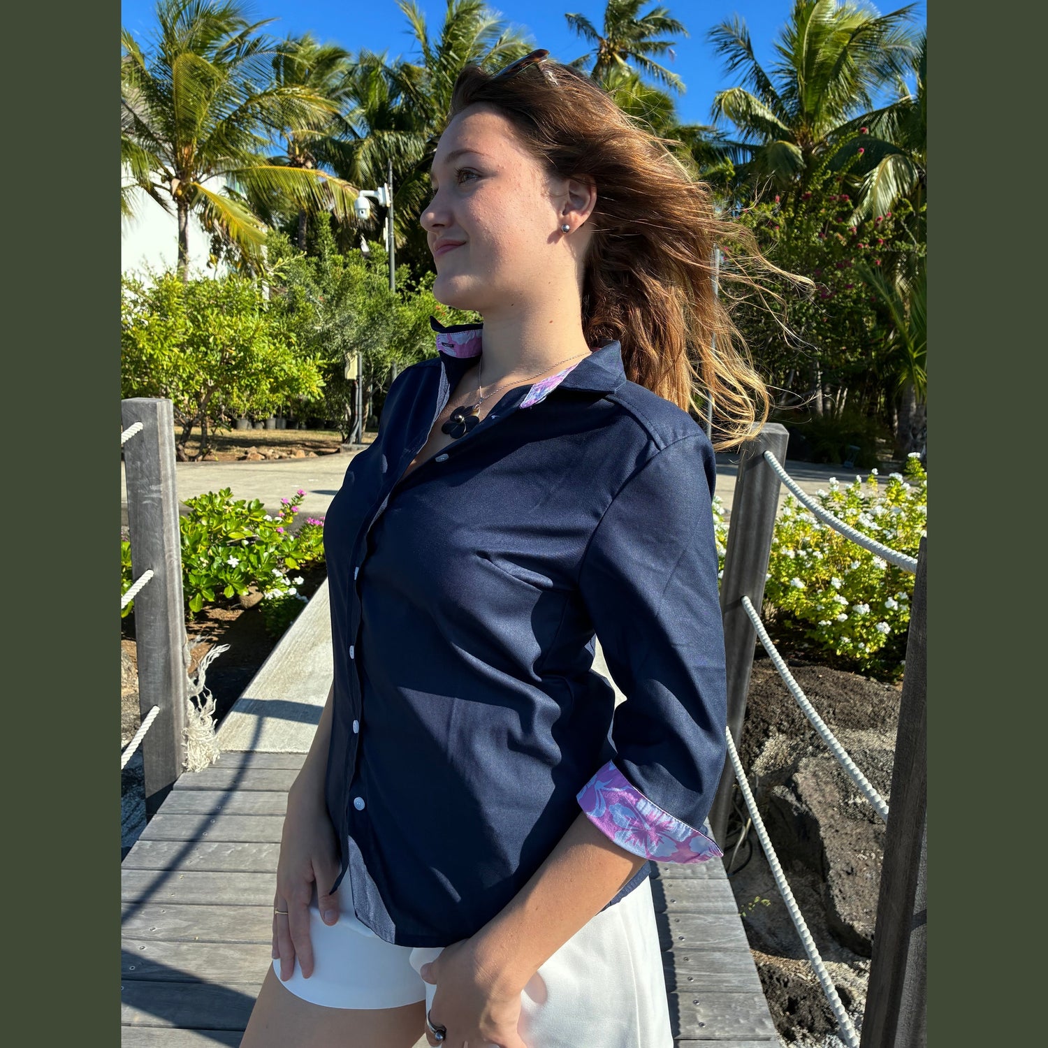 Chemise femme cintrée tissu imprimé hibiscus