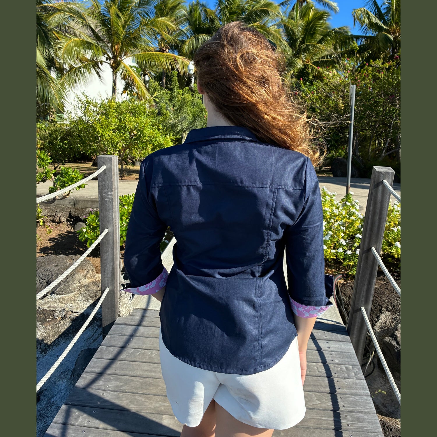 Chemise femme cintrée tissu imprimé hibiscus