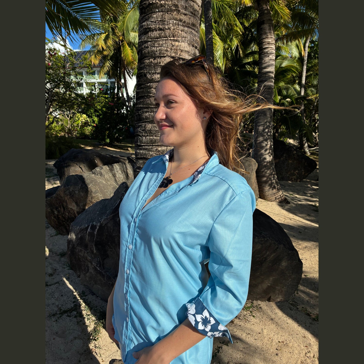 Chemise femme cintrée tissu imprimé hibiscus