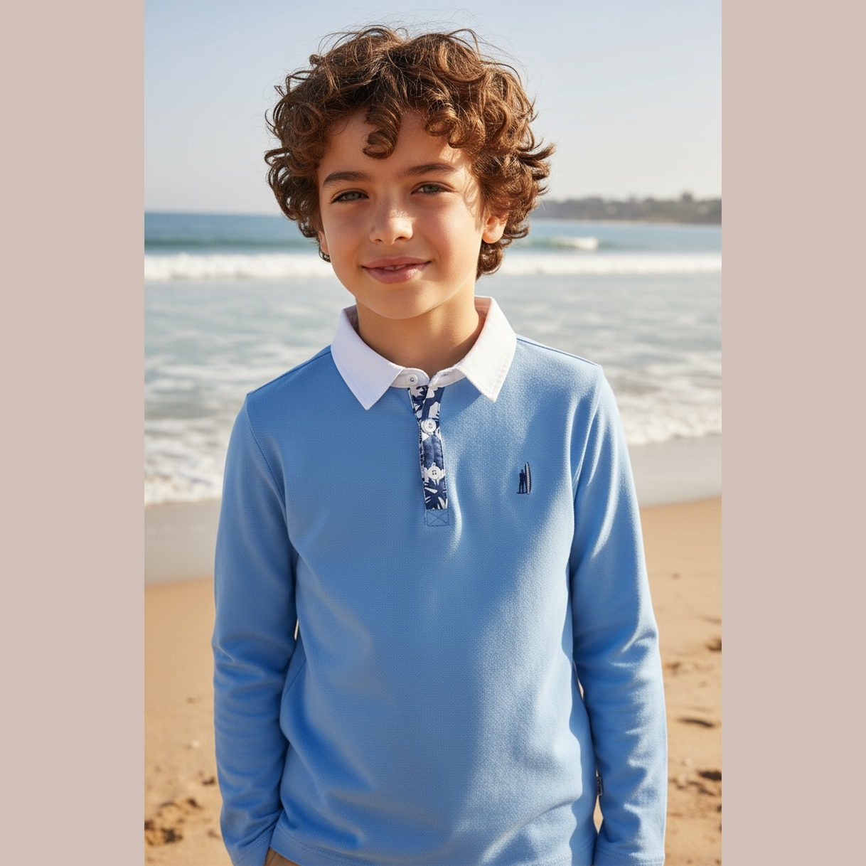 Polo VT garçon manches longues col blanc et boutonnière tissu imprimé hibiscus