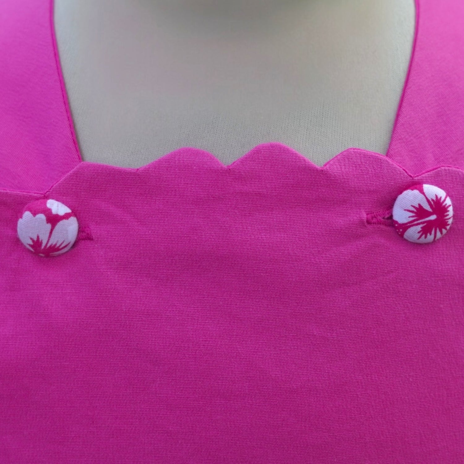 Photo du produit : Robe fille encolure vague avec poches hibiscus