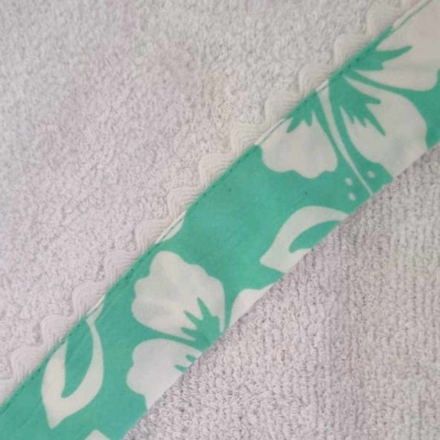 Sortie de bain éponge bébé biais imprimé hibiscus