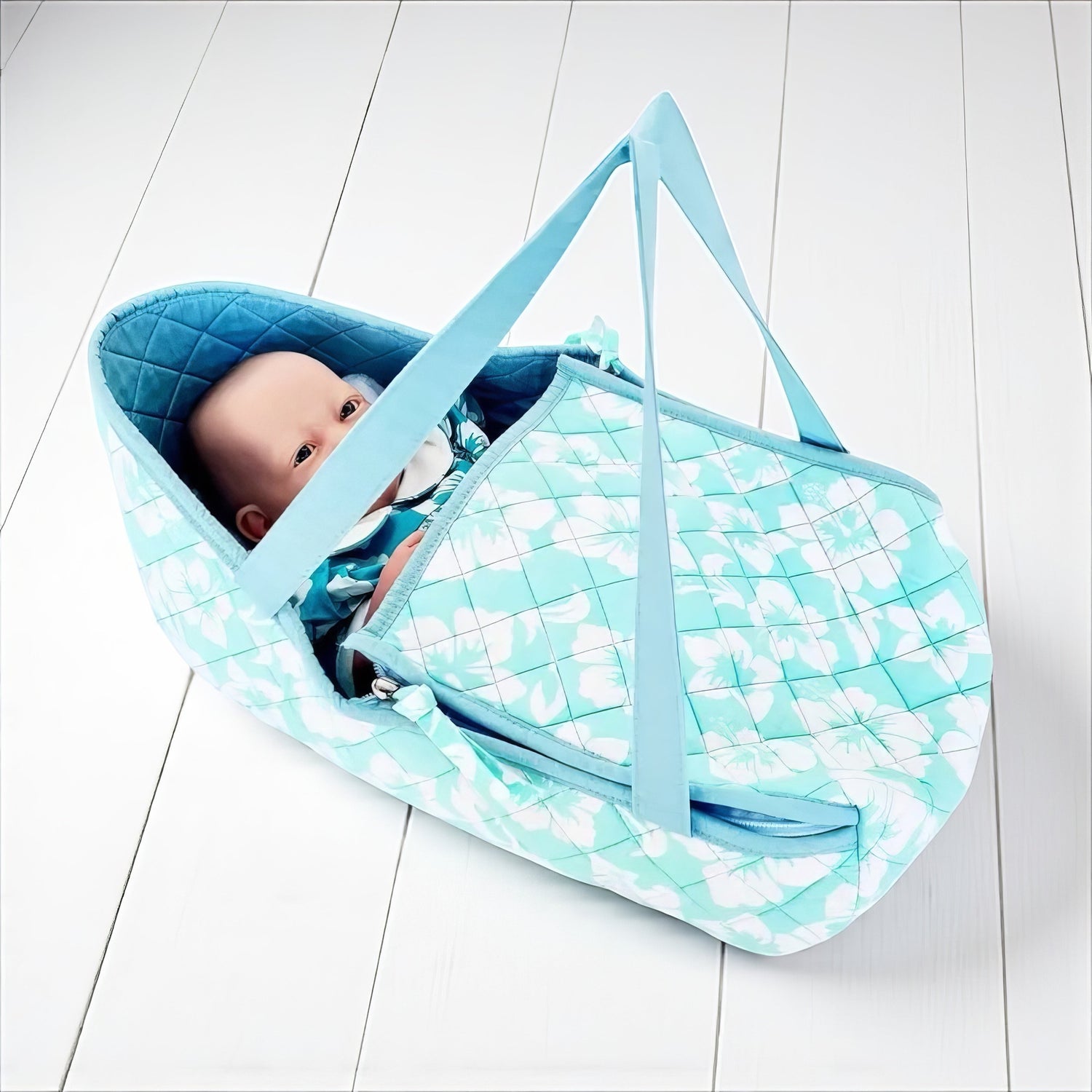 Couffin poupée jouet, style tropical avec hibiscus