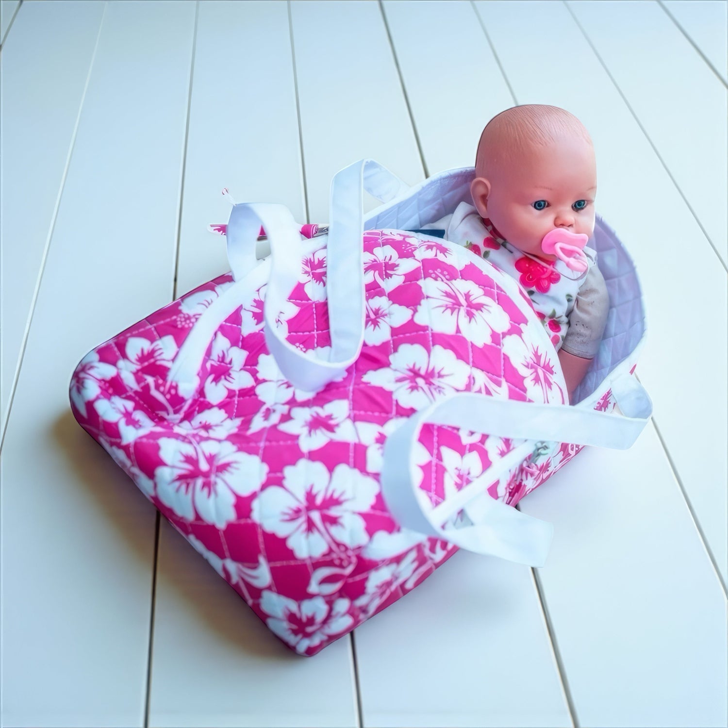 Couffin poupée jouet, style tropical avec hibiscus