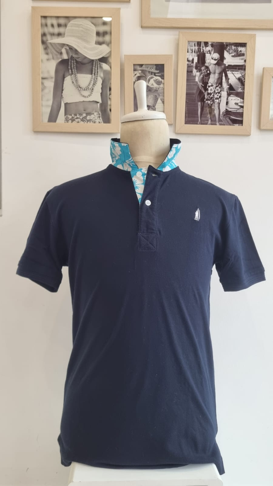 Men's Polo 98 with hibiscus print on collar and back – Sizes S to XL